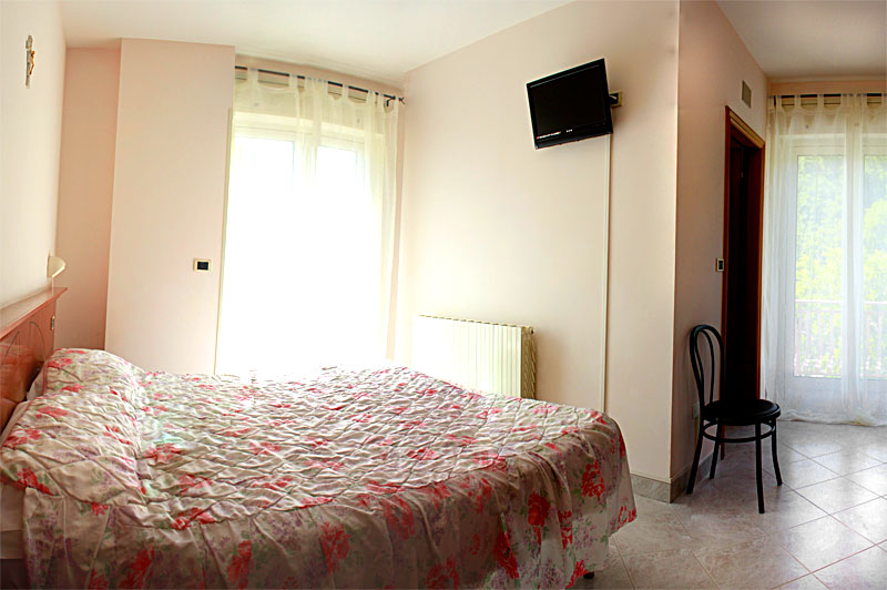 http://www.casciahotelscogliorosa.it/hotelcascia/wp-content/uploads/2014/07/camera-doppia-cascia-hotel.jpg
