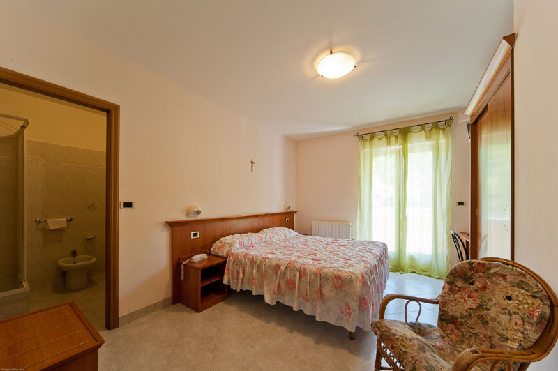 https://www.casciahotelscogliorosa.it/hotelcascia/wp-content/uploads/2014/05/camera-hotel-cascia-02.jpg