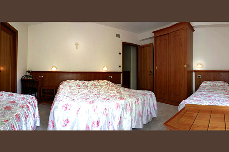 https://www.casciahotelscogliorosa.it/hotelcascia/wp-content/uploads/2014/07/cascia-camera-quadrupla.jpg