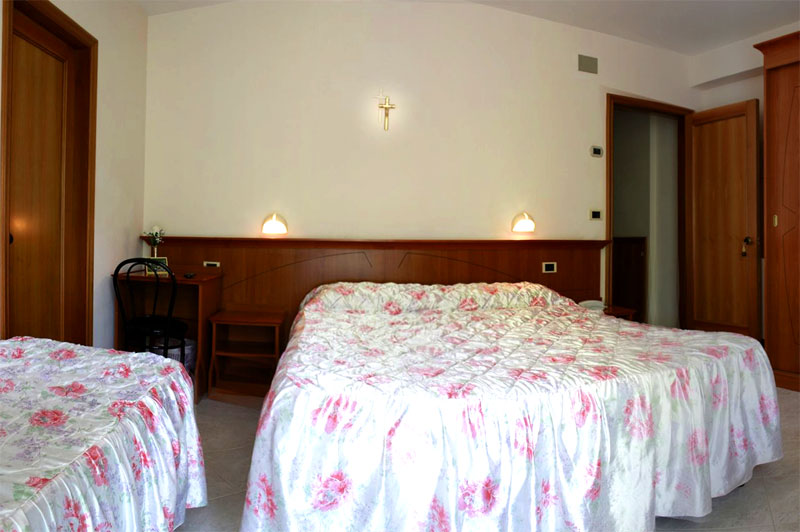 https://www.casciahotelscogliorosa.it/hotelcascia/wp-content/uploads/2014/07/cascia-hotel-camera-quadrupla.jpg