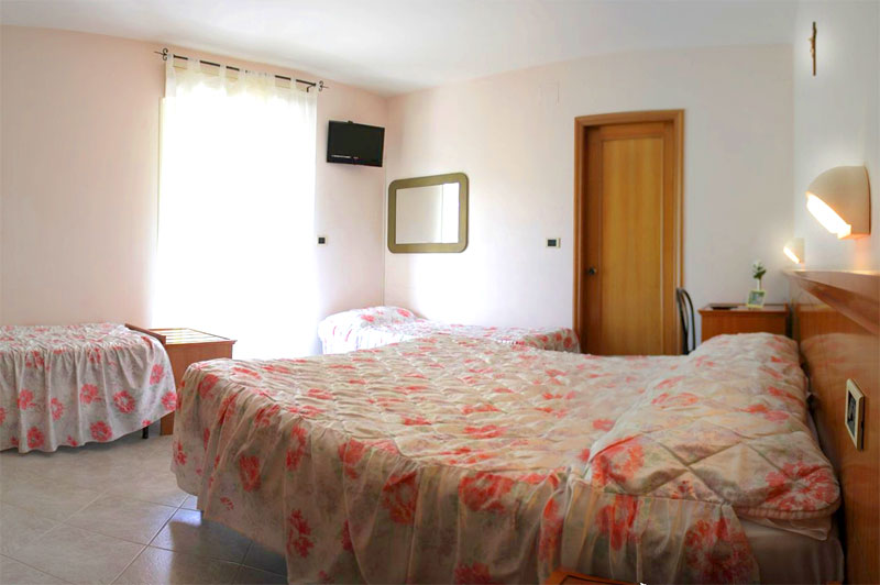 https://www.casciahotelscogliorosa.it/hotelcascia/wp-content/uploads/2014/07/hotel-cascia-camera-quadrupla.jpg